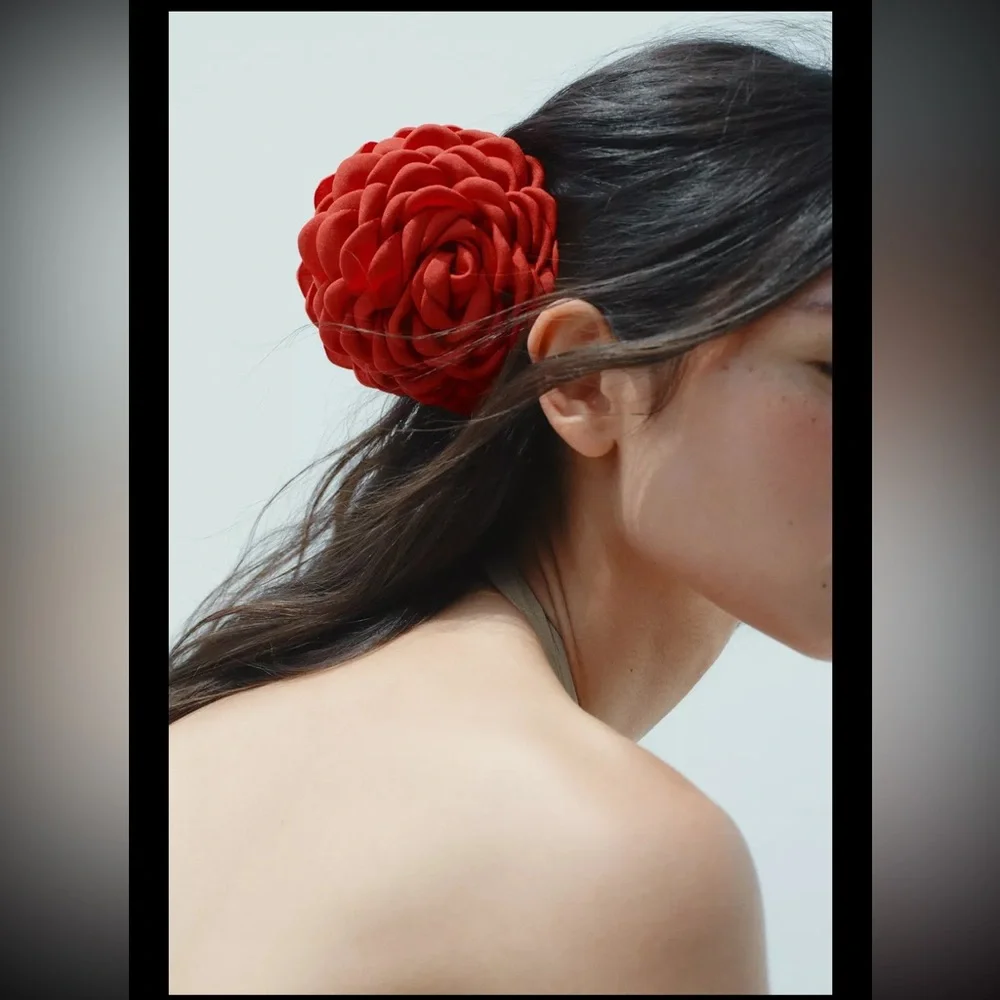 Zara flower fabric 3D hair clip, red
